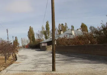 Yol genişledi, direkler ortada kaldı