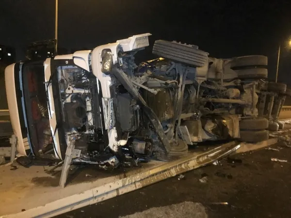 Kuzey Marmara Otoyolu’nda TIR devrildi! Kasadaki büyük tehlike... - 1