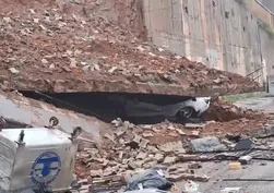Maltepe'de ortaokulun istinat duvarı çöktü