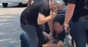 Yolda karşılaştığı eski kocasını darbetti