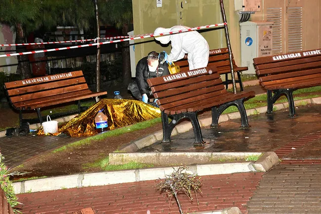 İzmir’de parkta şoke eden görüntü! Gören polisleri aradı - 3
