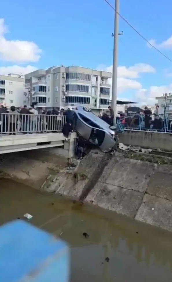 koprude-korku-dolu-anlar-arac-korkuluklarda-asili-kaldi-6-yarali-1771082740114.jpg Köprüde korku dolu anlar: Araç korkuluklarda asılı kaldı: 6 yaralı - 2