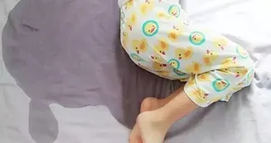 Geceleri altını ıslatan çocukların ailelerine önemli uyarılar