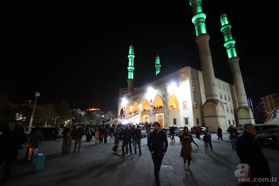 On bir ayın sultanı Ramazan başladı: İlk teravih namazında camiler dolup taştı! 8