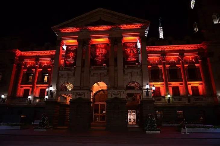 Avustralya’da bazı binalar Türk bayrağının renkleriyle ışıklandırıldı