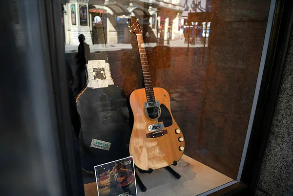 Nirvana'nın solisti Kurt Cobain'in gitarına rekor fiyat - 3
