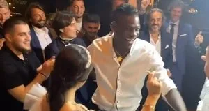 Mario Balotelli’den düğünde çiftetelli şovu
