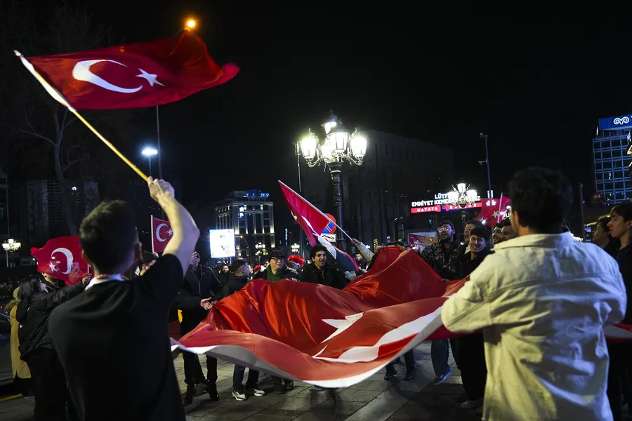 bizim-cocuklar-tarih-yazdi-bayragini-alan-sokaklara-dokuldu-iste-yurttan-kareler-1774997234426.jpg FOTOĞRAF (AA)