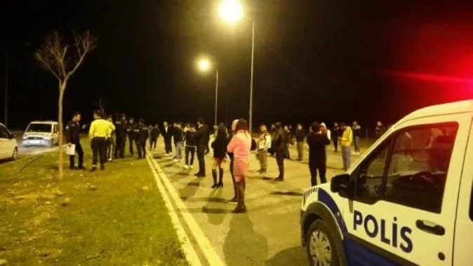 Antalya'da dansözlü drift partisine polis baskını! Tek tek dizilip ceza kesildi - 2