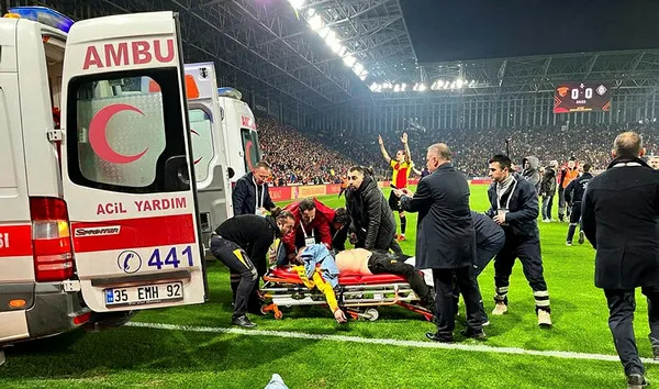 Göztepe-Altay maçında Göztepeli taraftar Altay Kalecisinin sırtına korner direği ile vurdu