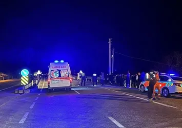 Katliam gibi kaza! Karşıya geçmek isteyen yayalara çarptı: 3 ölü