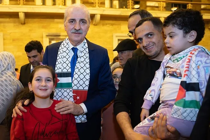 tbmm-baskani-kurtulmus-gazzelilerle-iftarda-bir-araya-geldi-1712264373218.jpeg TBMM Başkanı Kurtulmuş Gazzelilerle iftarda bir araya geldi! "İnşallah Gazze'de sizlerin sofralarına misafir olacağız" - 3