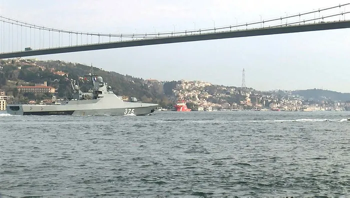 Rus savaş gemisi İstanbul Boğazı'ndan geçti - 1