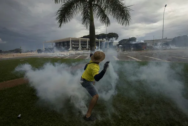 Brezilya’da sular durulmuyor! 1200 gözaltı 70 yaralı! Kongre baskınında Bolsonaro’nun yeğeni de yer aldı...