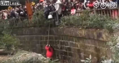 Ayı evin bahçe kapısını kırıp içeri girdi! Havuz başında uyuyan adam...