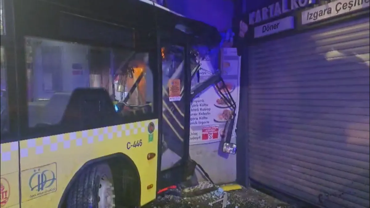 Kartal’da dehşet anları! Kontrolden çıkan İETT otobüsü duvara çarptı