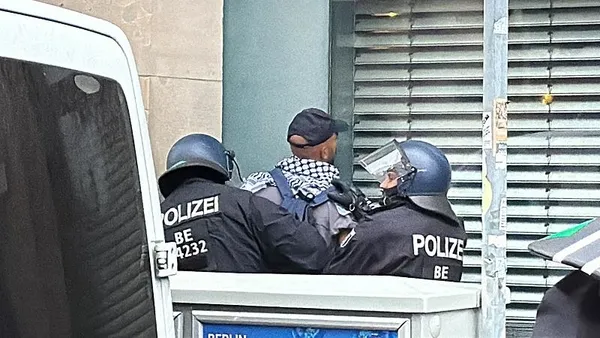 berlinde-ogrencilerin-filistine-destek-gosterisine-polis-mudahale-etti-1716405858136.jpeg Dünya üniversiteleri Gazze için tek yürek! Filistin ateşi Berlin’i de sardı: Öğrencilerin "Özgür Filistin" gösterisine polisten müdahale - 4
