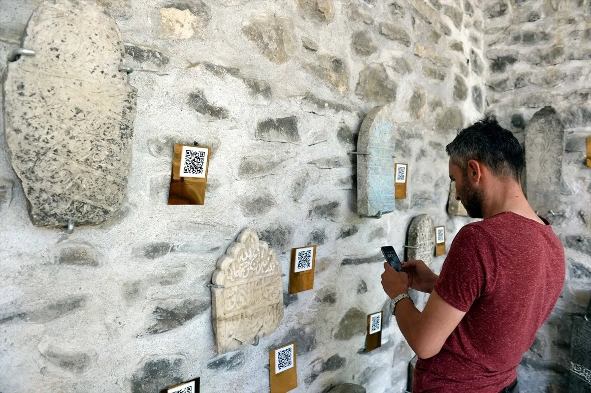 Tarihi Mezar Taslarinda Karekod Donemi A Haber Son Dakika Tarih Haberleri