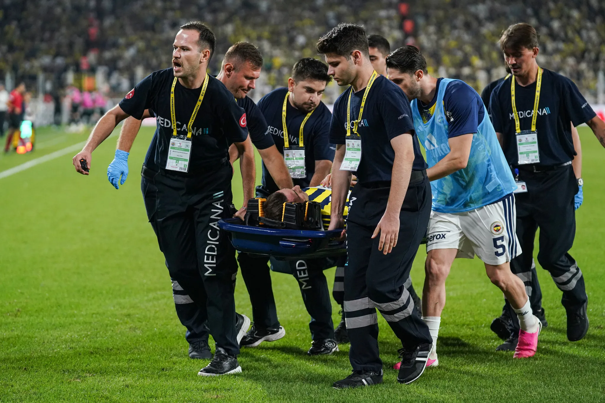 Fenerbahçe'de yürekler ağza geldi! Kerem Aktürkoğlu sedyeyle çıktı