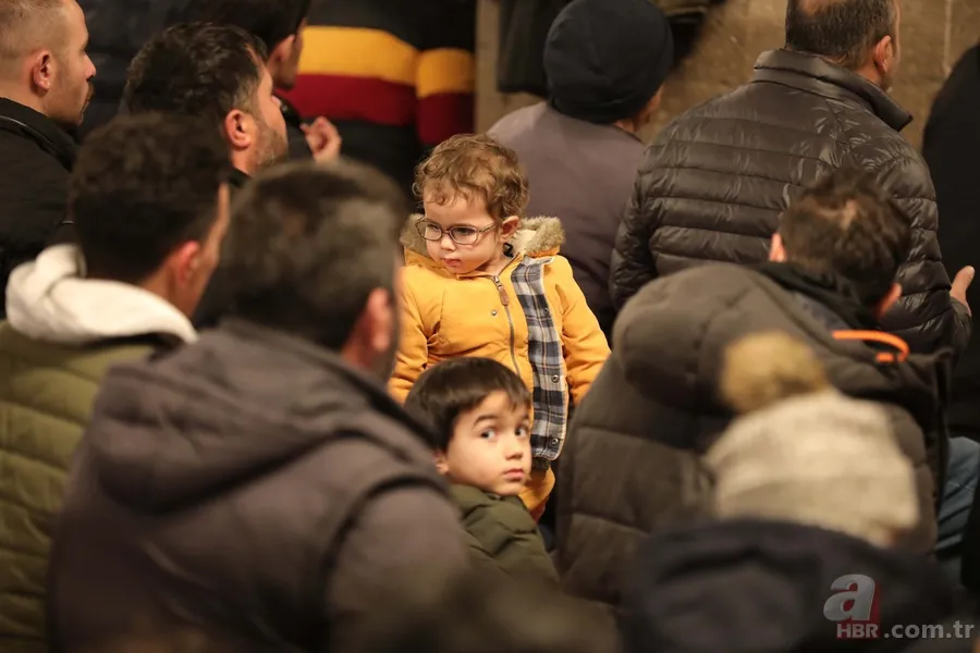 Tüm Türkiye depremde vefat edenler için ellerini semaya kaldırdı 16