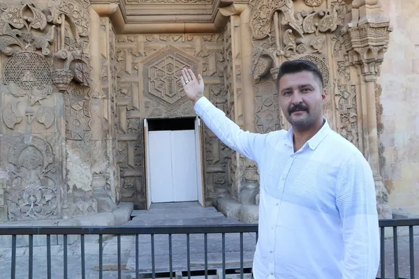 unesconun-ulkemizde-tek-koruma-altina-aldigi-divrigi-ulu-camisinde-calismalar-yeniden-basladi-1636982199121.jpg UNESCO’nun ülkemizde tek koruma altına aldığı Divriği Ulu Camisi’nde çalışmalar yeniden başladı - 3