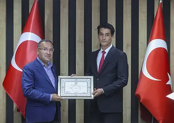 AK Parti'den Şanlıurfa milletvekili seçilen Bekir Bozdağ, mazbatasını aldı