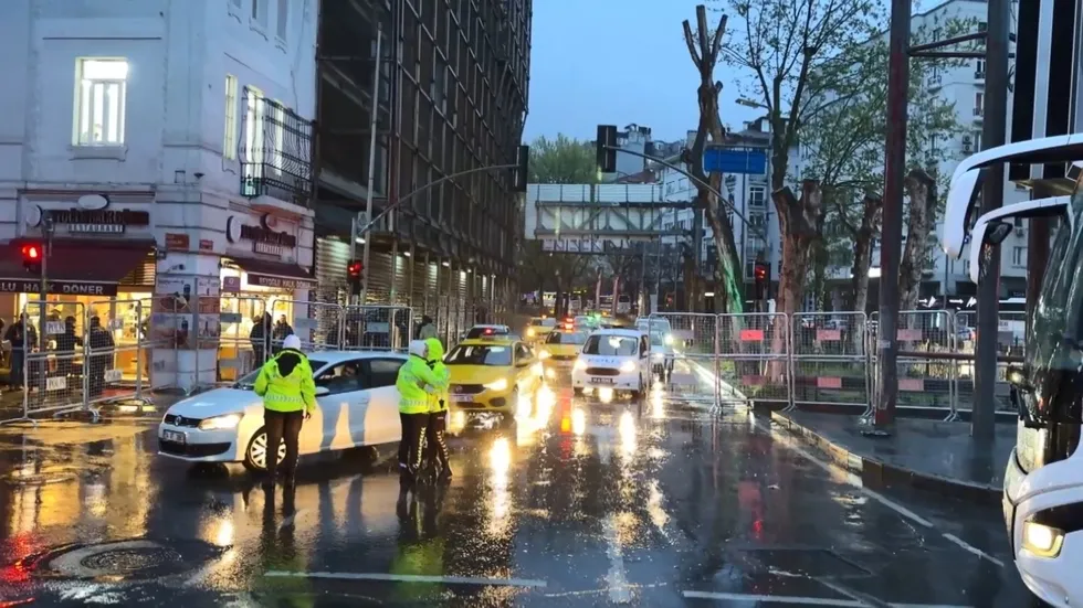 istanbul-valiliginden-1-mayis-karari-iste-ilce-ilce-kapatilan-yollar-ve-alternatif-guzergahlar-1777611700959.jpg 1 Mayıs tedbirleri kapsamında bazı yollar trafiğe kapatıldı