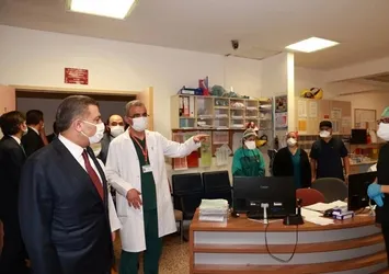 Sağlık Bakanı Fahrettin Koca'dan Ankara Keçiören’de saldırıya uğrayan sağlık çalışanlarına ziyaret