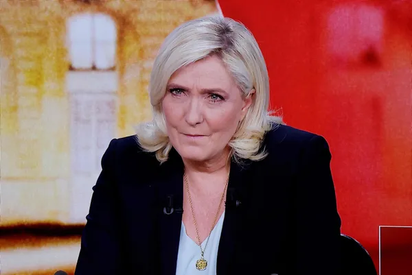 Fransa’da seçim yarışı iyice kızıştı! Macron ve Le Pen canlı yayında kozlarını paylaştı!