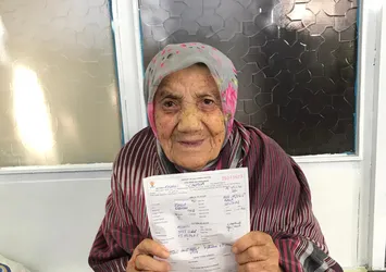 Başkan Erdoğan sevgisi sınır tanımadı! 112 yaşındaki Güllü nine AK Parti'ye üye oldu
