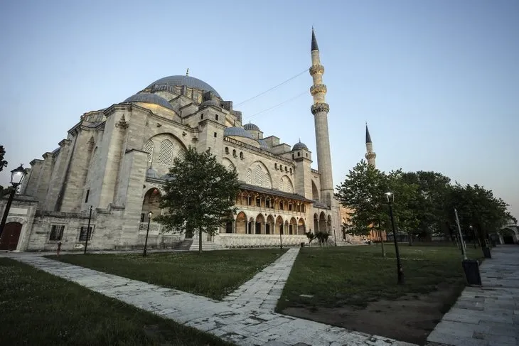 Türkiye'de bayram sabahı! Camiler bayram namazında boş kaldı...