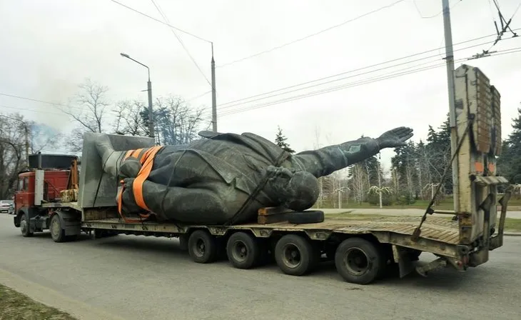 Ukrayna’nın en büyük Lenin heykeli söküldü