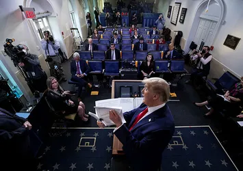 Donald Trump’tan CBS muhabirine sert corona virüs çıkışı: Sesini alçalt!