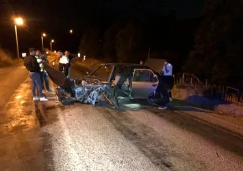 İki otomobil kafa kafaya çarpıştı: 7 yaralı