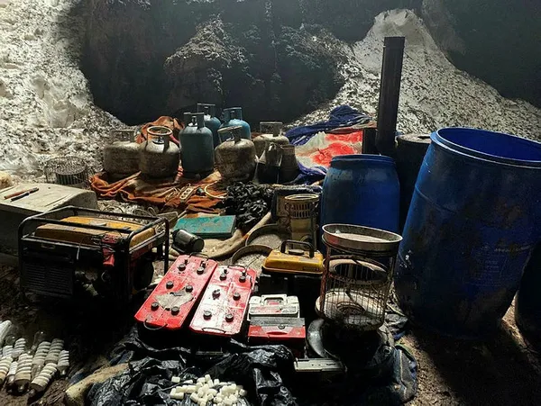 Teröristlerin inlerine girildi! Çok sayıda mühimmat ve yaşam malzemesi ele geçirildi - 1