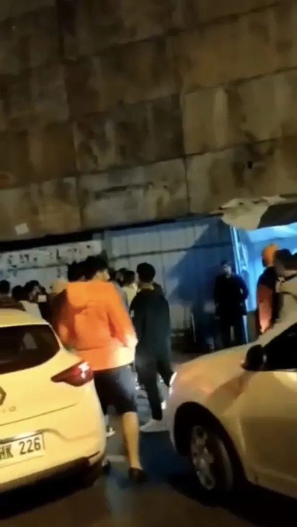 beyoglunda-bir-yanlis-anlasilma-yuzunden-engelli-genci-bicaklayip-gasp-ettiler-1668934752285.jpg Beyoğlu’nda bir yanlış anlaşılma yüzünden engelli genci bıçaklayıp gasp ettiler - 3