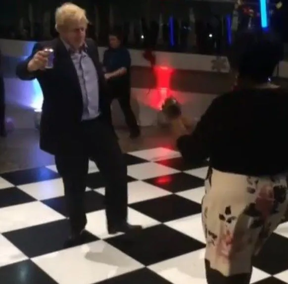 İngiltere Başbakanı Boris Johnson'ın dans videosu alay konusu oldu! Tepkiler büyüyor - 2
