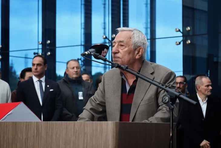 Hıncal Uluç 83 yaşında hayatını kaybetti! Turkuvaz Medya önünde tören düzenlendi! Ağabeyinden duygulandıran sözler