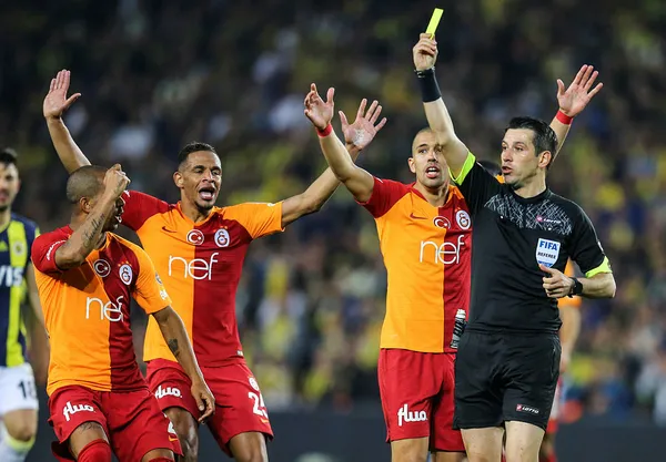 1666897573545.jpg Ali Palabıyık ile Galatasaray taraftarı karşı karşıya geldi! Palabıyık İsviçre'de Alanyaspor maçındaki kararları nedeniyle özür diledi - 3