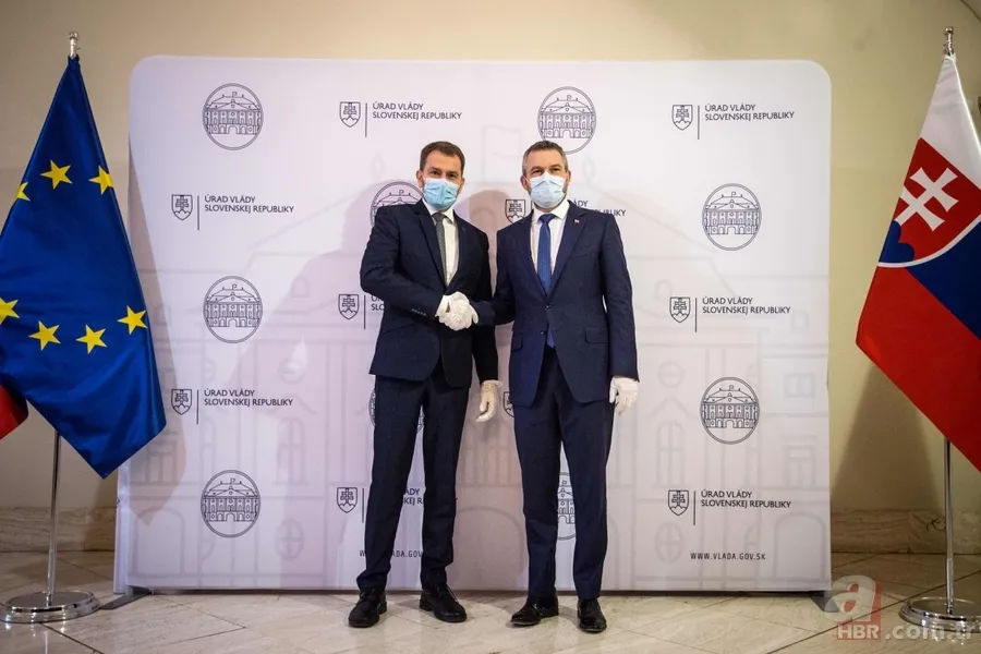 Slovakya'da yeni Başbakan Igor Matovic'in yemin töreninde dikkat çeken Koronavirüs önlemi 10