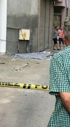 İzmir'de satırlı dehşet! Eski hükümlü, sokak ortasında akrabasını doğradı - 1