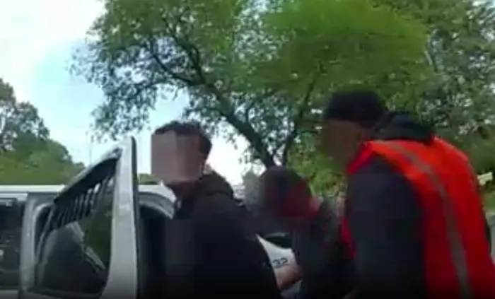 eylem-tok-ve-timur-cihantimur-abdde-boyle-enselenmis-o-goruntuler-ortaya-cikti-1719488993329.jpg Eylem Tok ve Timur Cihantimur böyle enselenmiş! O görüntüler ortaya çıktı! Ters kelepçe takıldı didik didik arandı - 3