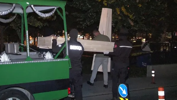1605238933010.jpg Eminönü'nde dehşete düşüren olay! Ağaca asılı halde buldular... - 3