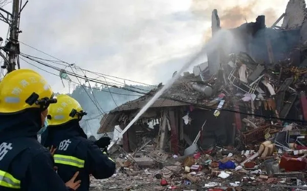 Son dakika: Çin’de yoldan çıkan yakıt tankerinde patlama: Çok sayıda ölü ve yaralı var