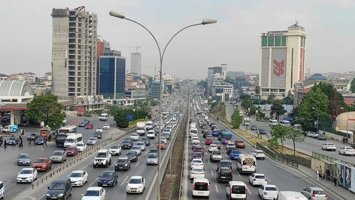 Yola çıkacaklar dikkat! İstanbul’da trafik kilit! Kilometrelerce kuyruk var