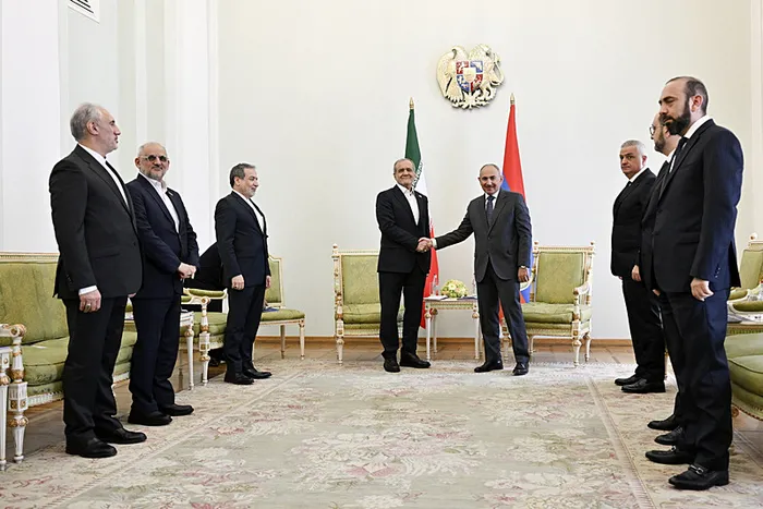 iran-cumhurbaskani-pezeskiyandan-ermenistana-kritik-ziyaret-1755611429087.jpg İran Cumhurbaşkanı Mesud Pezeşkiyan ve Ermenistan Başbakanı Nikol Paşinyan (EPA)