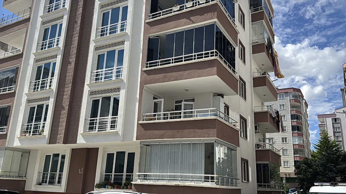 Perde takarken dehşeti yaşadı!