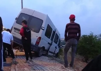 Mersin’de kontrolden çıkan minibüs kaldırımda asılı kaldı: 5 yaralı