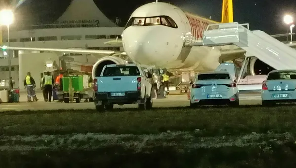 Sabiha Gökçen-Riyad seferini yapan uçak Antalya Havalimanı'na acil iniş yaptı - 1