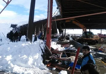 Akşehir'de kapalı pazar yeri çöktü